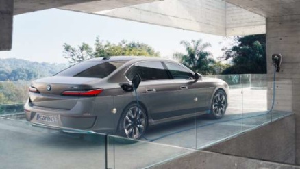 BMW i7 vollelektrisch mt BMW Wallbox oder der Smart Partner Wallbox